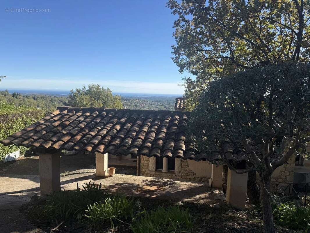 Maison à CHATEAUNEUF-GRASSE