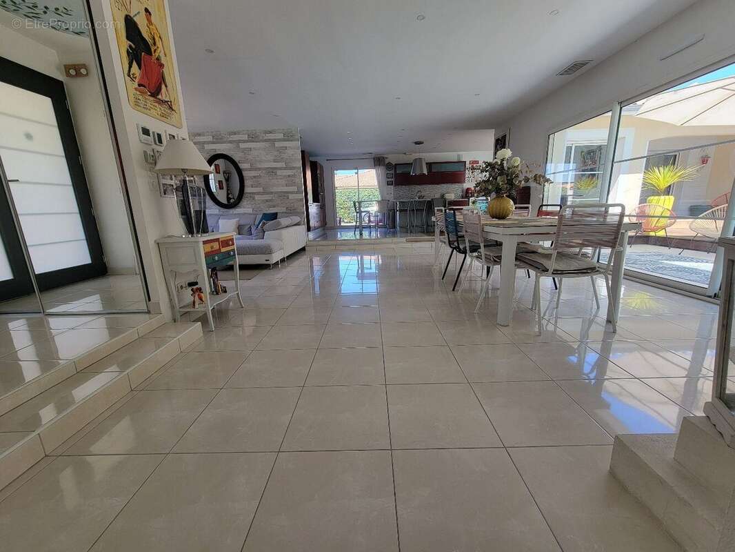Maison 222 m² à Leognan  - photo 4