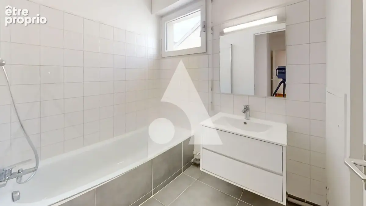 Appartement trois pièces avec balcon et cave Rue des Fauvelles 70 m2 - photo 9