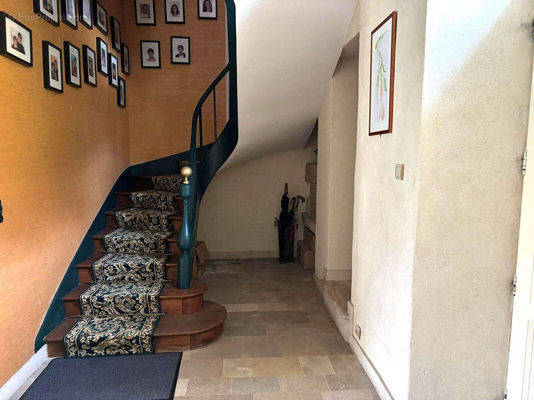 SAINT SAUVEUR LE VICOMTE, au coeur de la ville, grande maison de ville en excellent état - photo 9