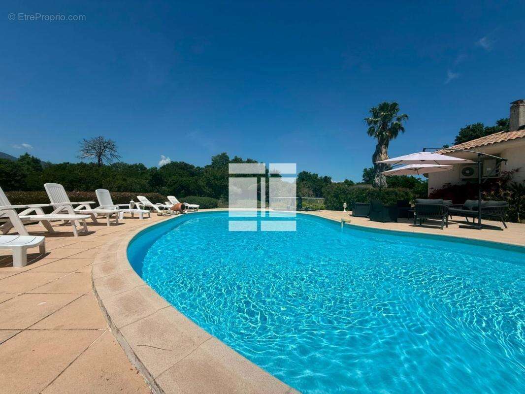Charmante villa de 167m2 avec piscine édifiée sur un terrain de 2 722m2 - photo 3