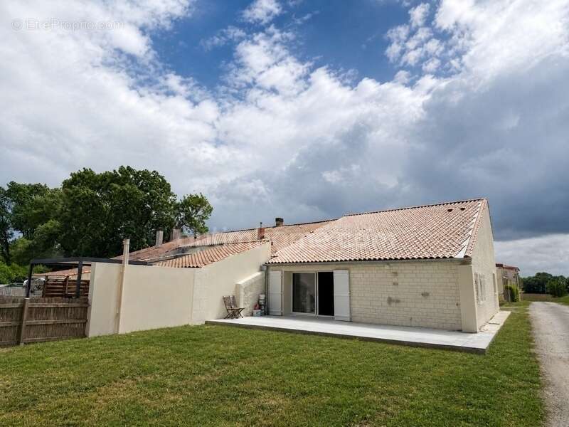 Maison rénovée 141 m² - 3 chambres - Suite parentale - Jardin - Moragne (17430) - photo 3