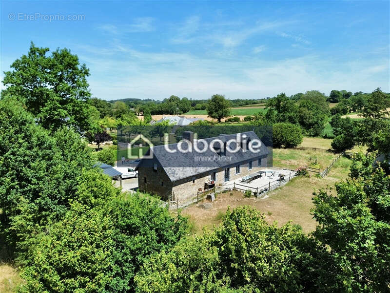 A 2 pas de VIRE, Maison 150m2, 5 pièces avec 112000m2 de terrain - photo 3