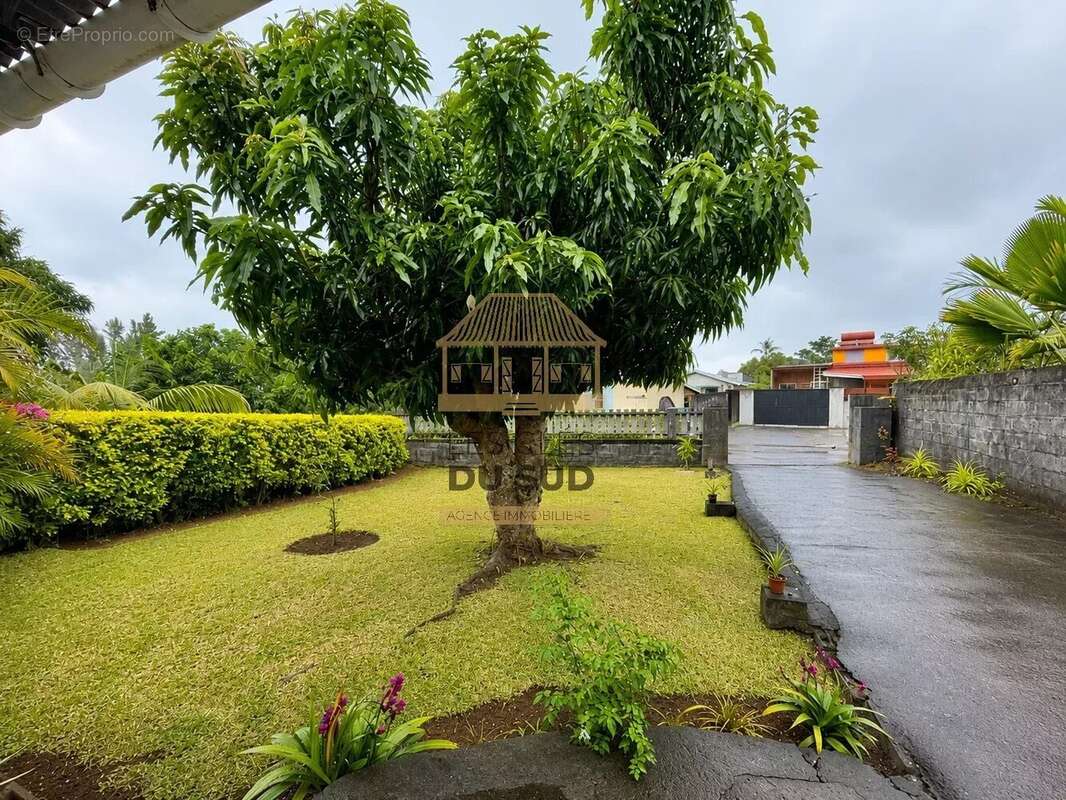 A vendre - une maison de type t4 de 90 m2 environ - saint-philippe - 180 000 € - photo 8
