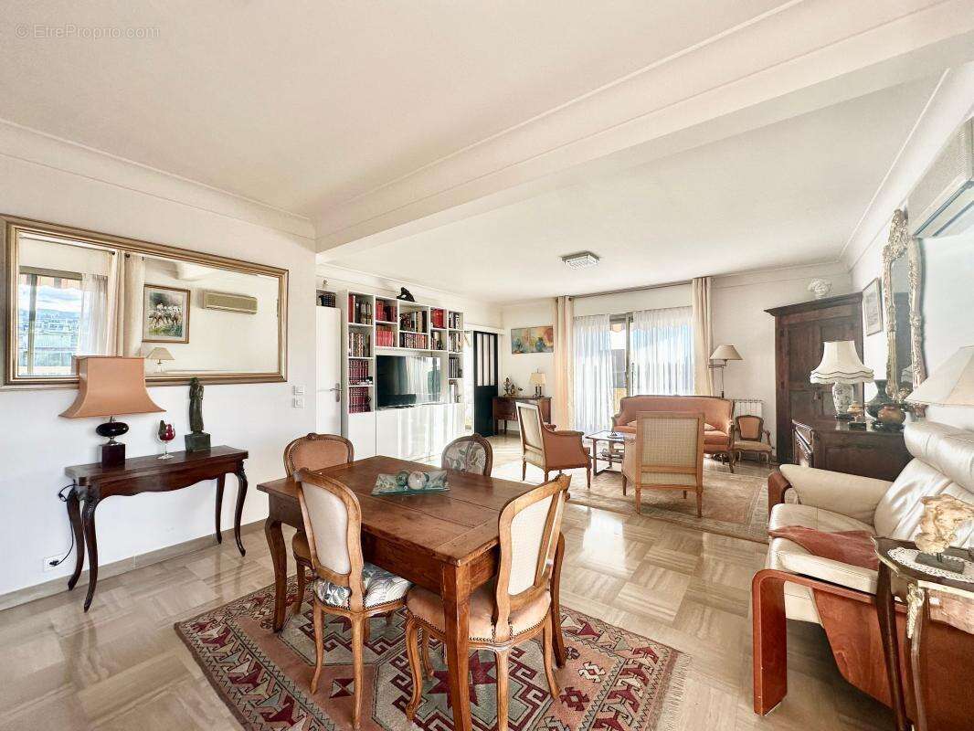 Appartement à SAINT-LAURENT-DU-VAR