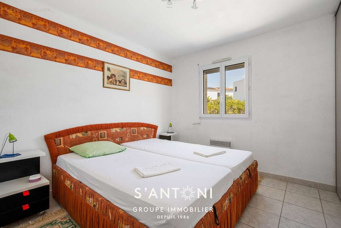 MEZE - Maison de plain pied sur un grand terrain avec piscine - photo 8