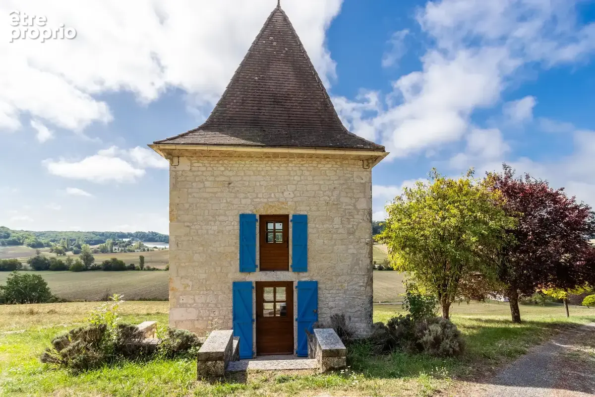 Maison de campagne avec pigeonnier attenant et dépendances - photo 3
