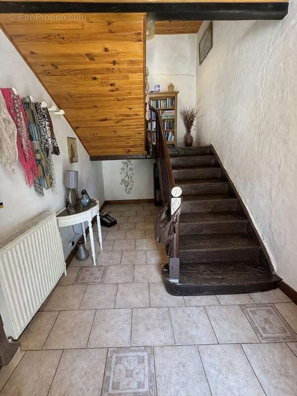 Haute pyrenees Entrée avec escalier en bois - Maison à TRIE-SUR-BAISE