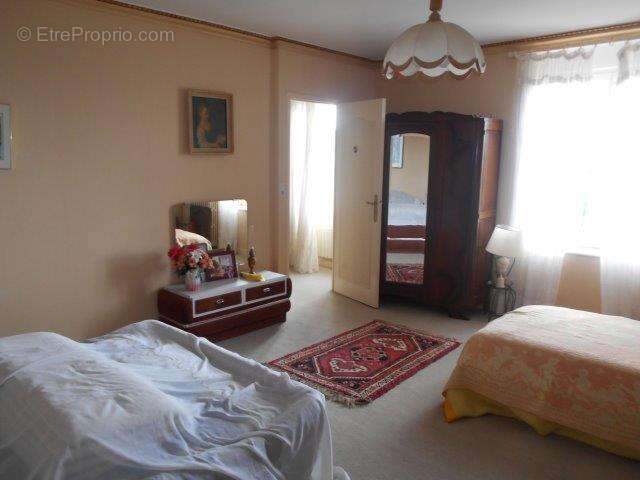 Grande maison familiale + 2 maisons en pierres sur 668 m2 de terrain - photo 8