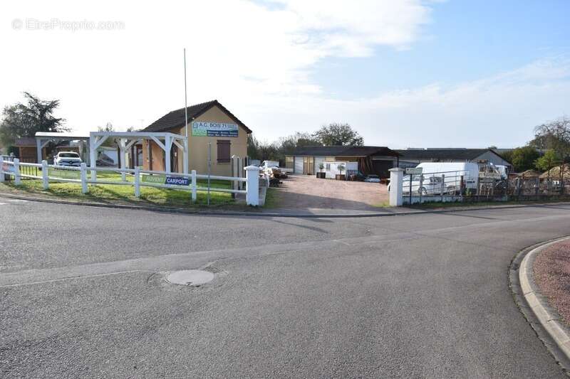 Commerce à CHAROLLES