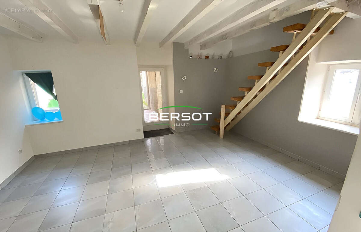 Maison à VAIVRE-ET-MONTOILLE