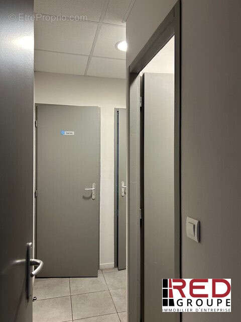 SANITAIRES H/F AVEC DOUCHE - Commerce à EGUILLES