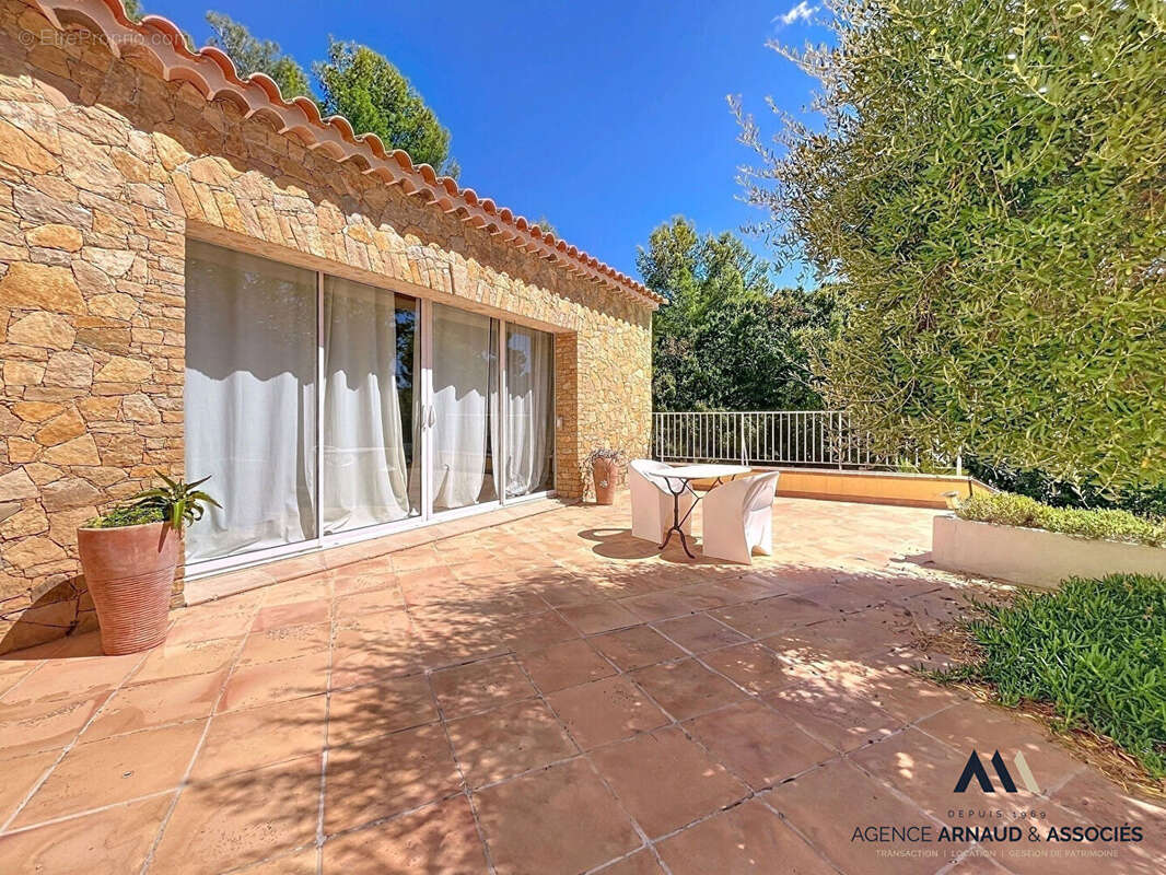 Maison à SAINT-CYR-SUR-MER