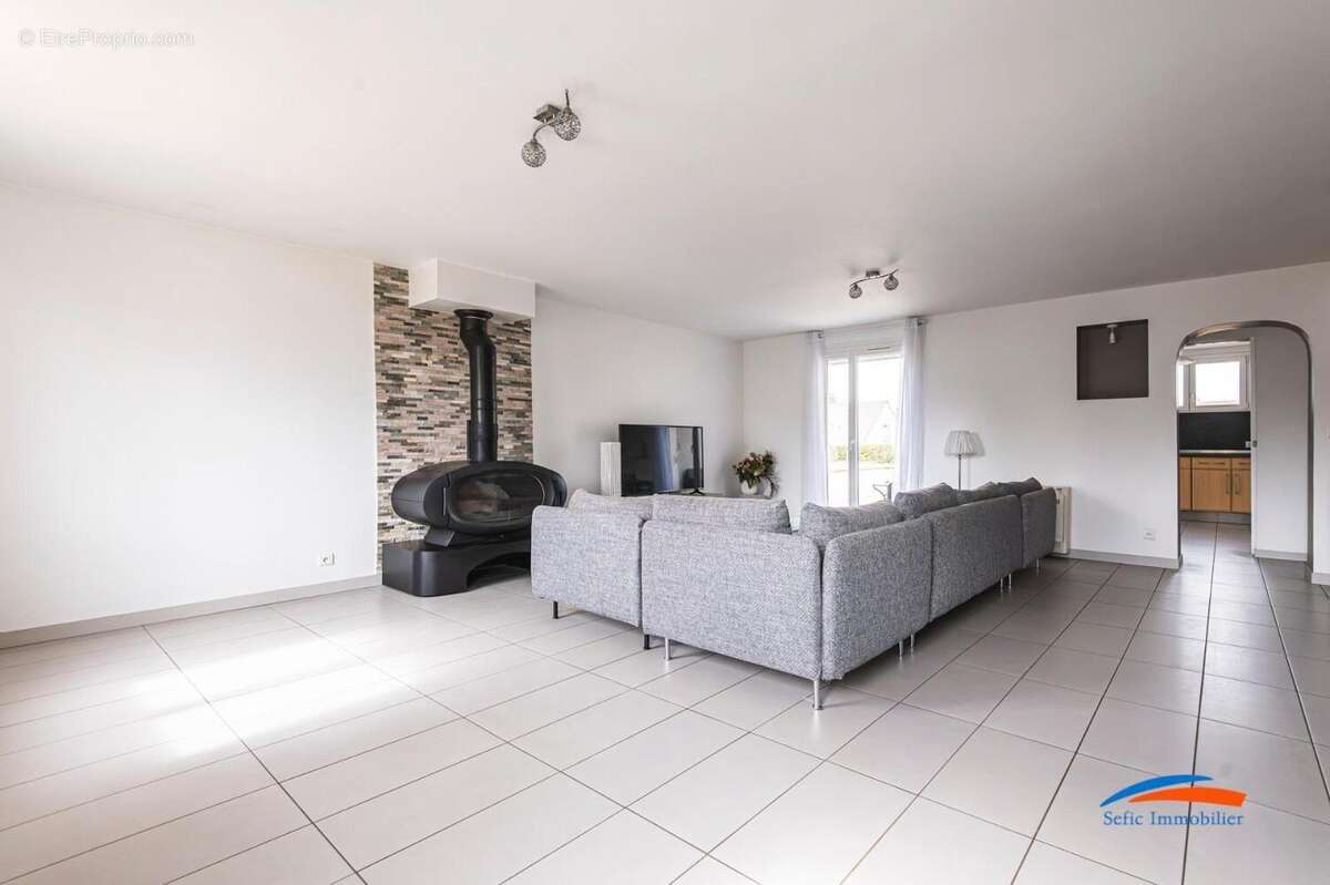   - Maison à CHAMPFLEURY