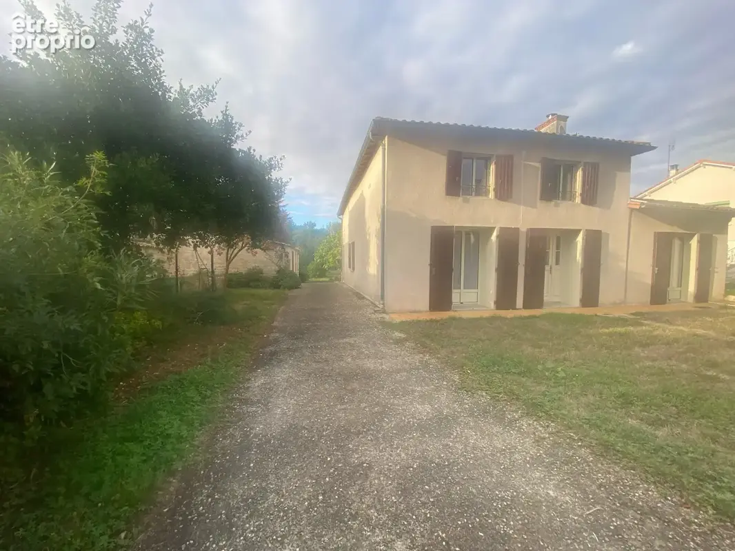 Maison en pierres, 3 chambres, 1 bureau, une salle d'eau, une salle de bain,2 wc. Dépendances. 3 Garages. - photo 13