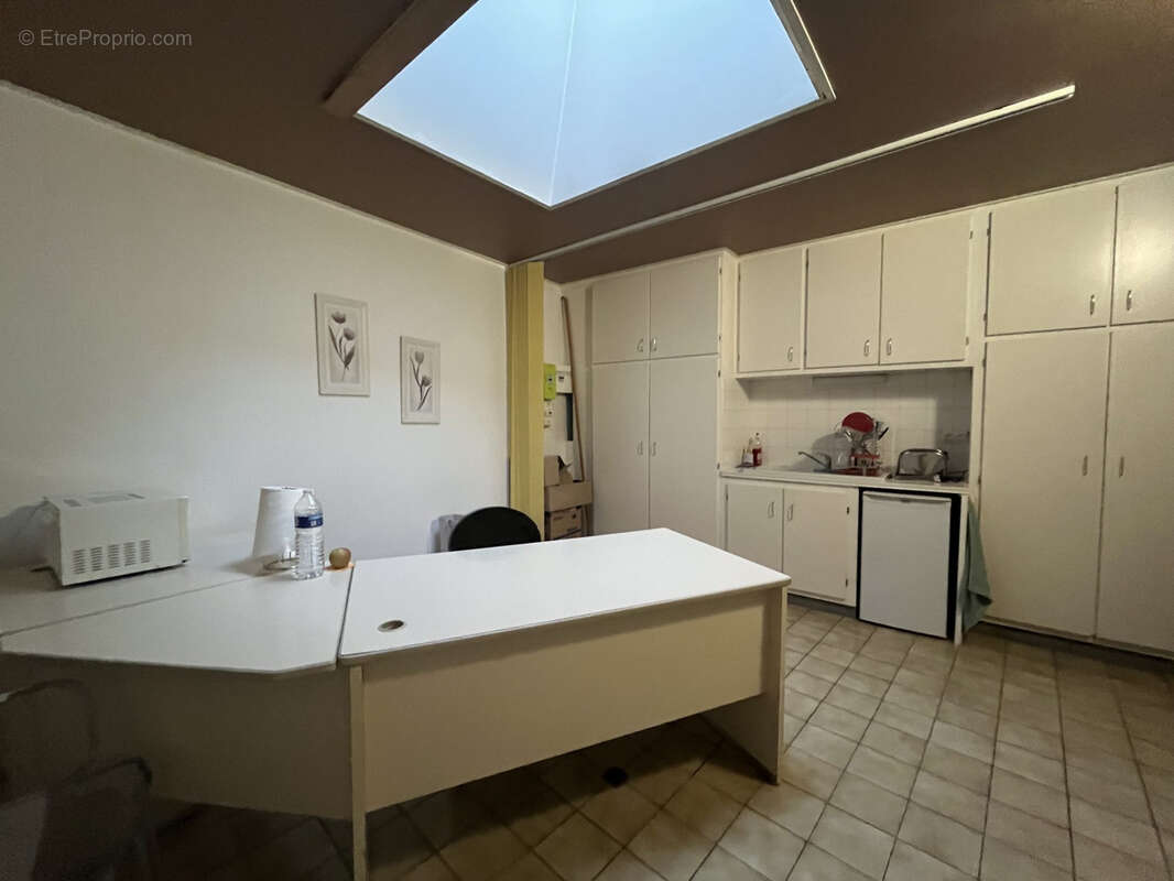 Immeuble de rapport avec un local commercial et deux appartements à St Jean d'Angely. - photo 5