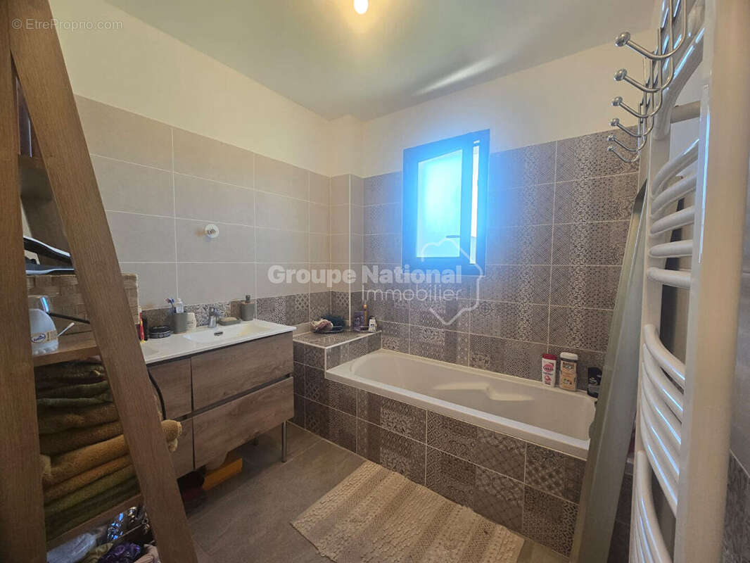 Maison à JONQUIERES-SAINT-VINCENT