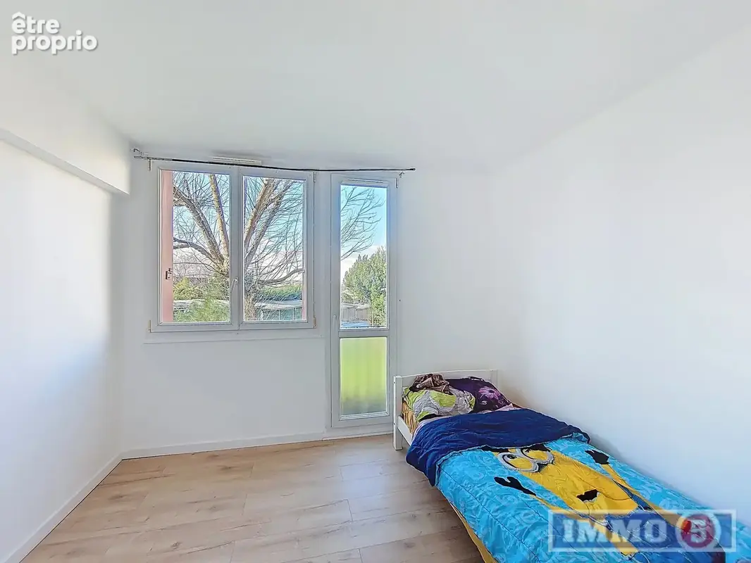Appartement - 74.75 m² - 5 pièces - photo 4