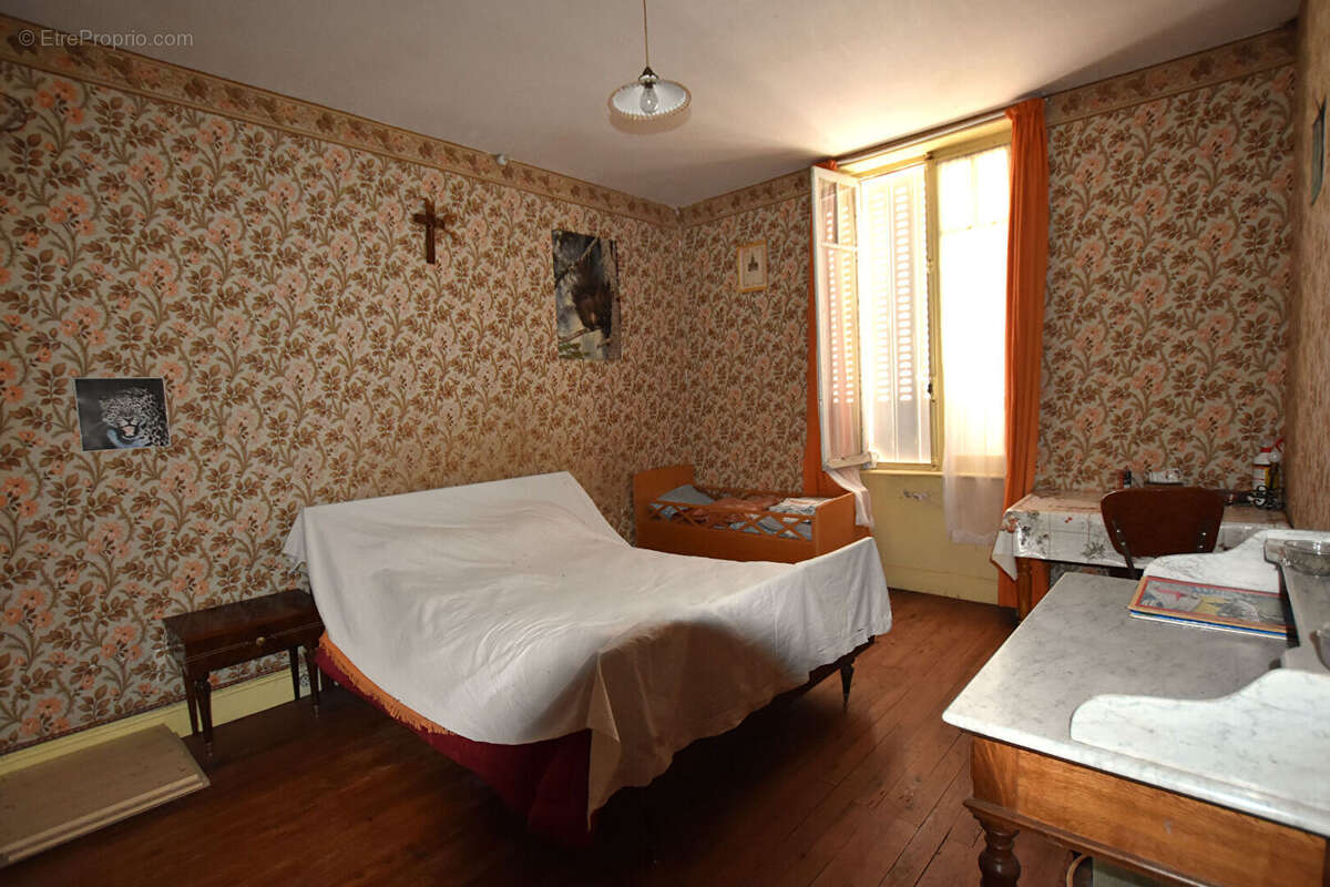 Maison à LE MAYET-DE-MONTAGNE