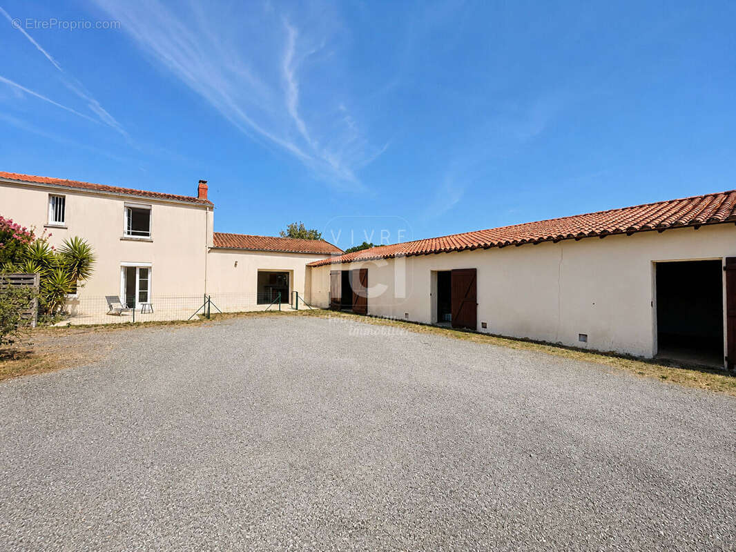 Maison - 4 pièces - 115 m² & Dépendances 200 m² - photo 12