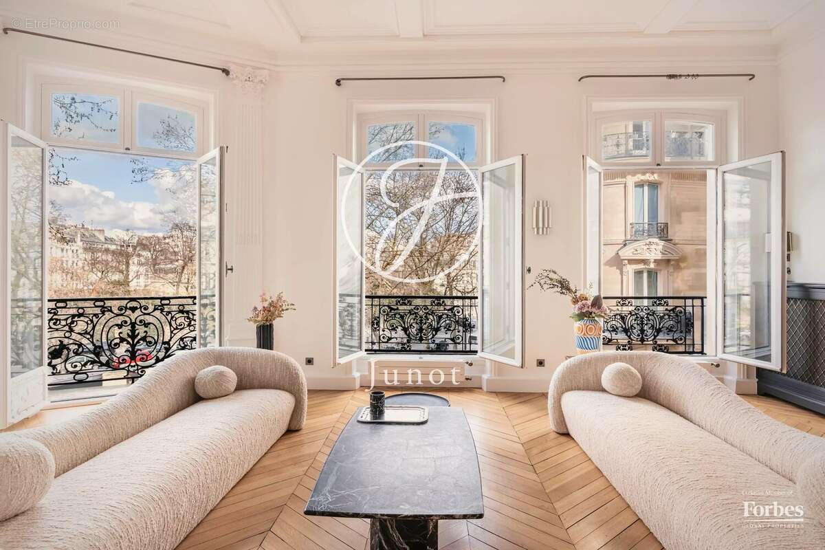 Appartement à PARIS-8E