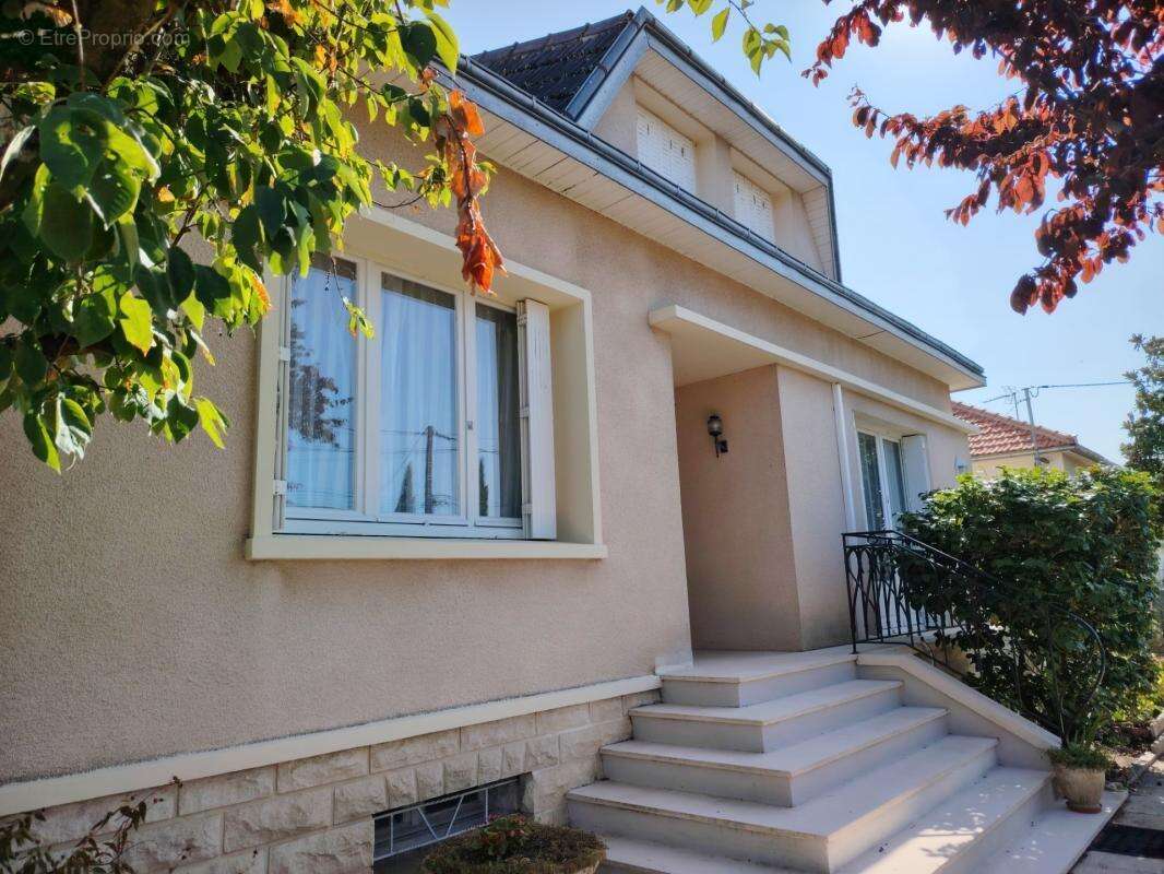 Maison Familiale de 137 m² avec sous-sol à 5 minutes de Chatellerault sur un Terrain de 1530 m² - photo 2