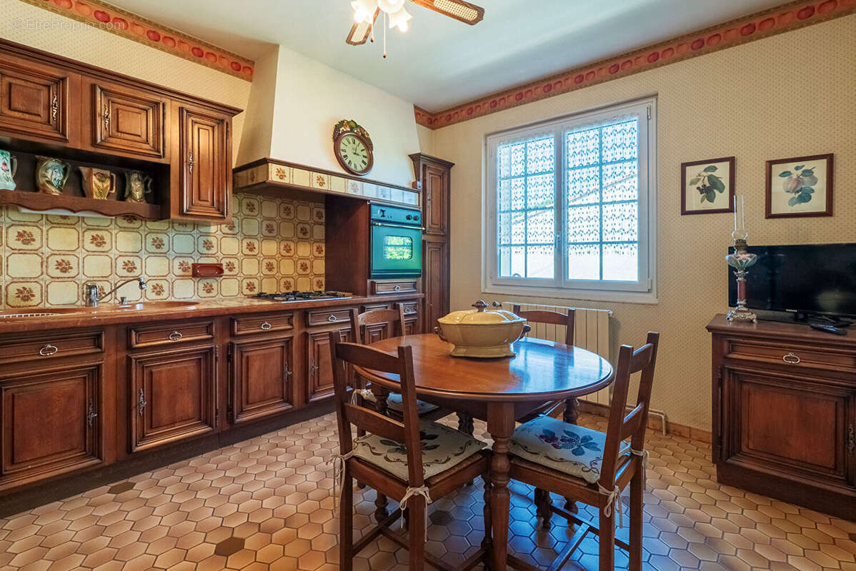 CARCASSONNE - TREBES - Villa T4 184m² (99m²) avec jardin, vaste sous-sol aménagé, garage, puits, PAC - photo 9