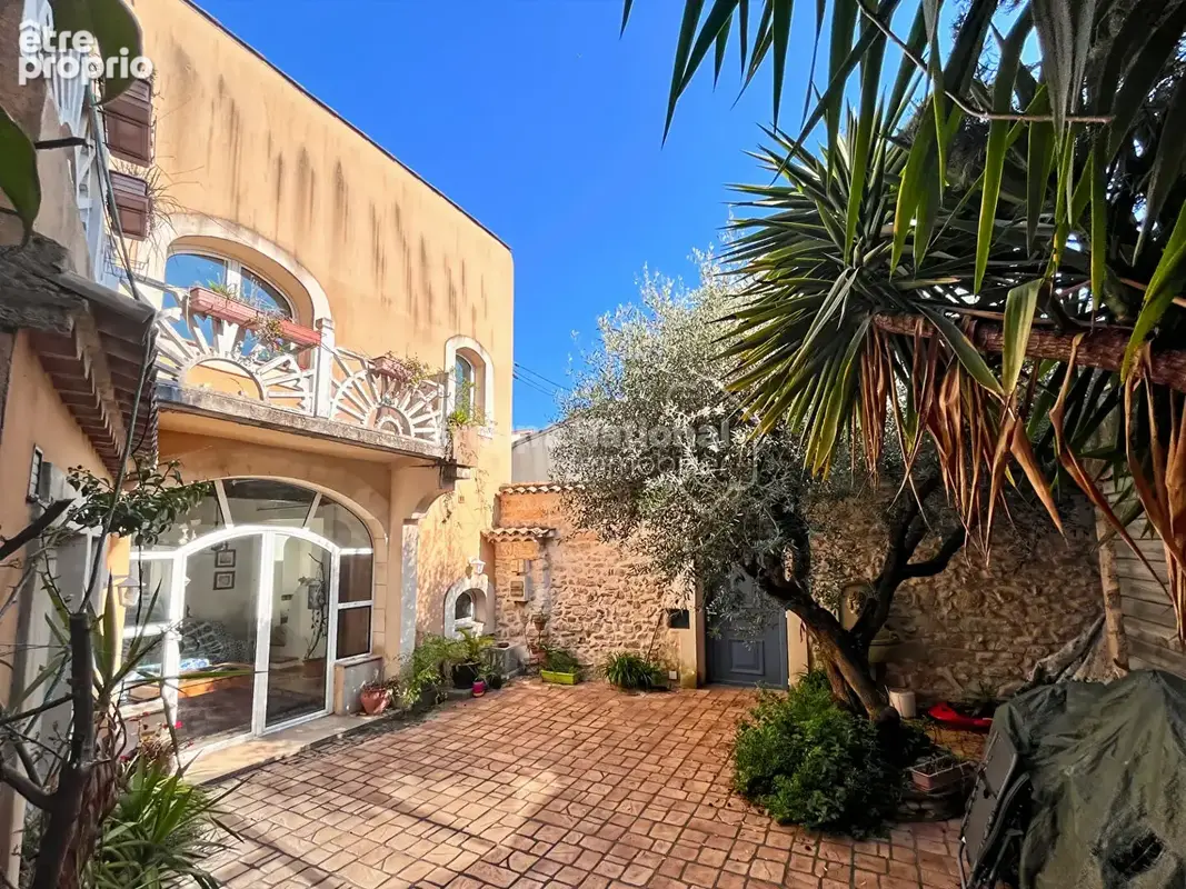 Vaste maison de Maître avec cour abritée au centre du charmant village de St Just - photo 2
