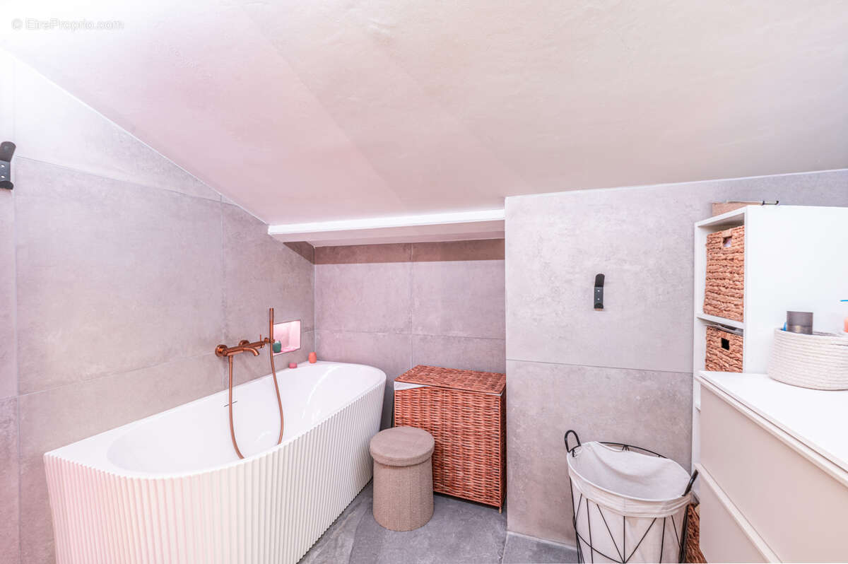 Exclusivité   duplex t2 rénové avec terrasse, parking et cave a bormes les mimosas, très proche lavandou - photo 6