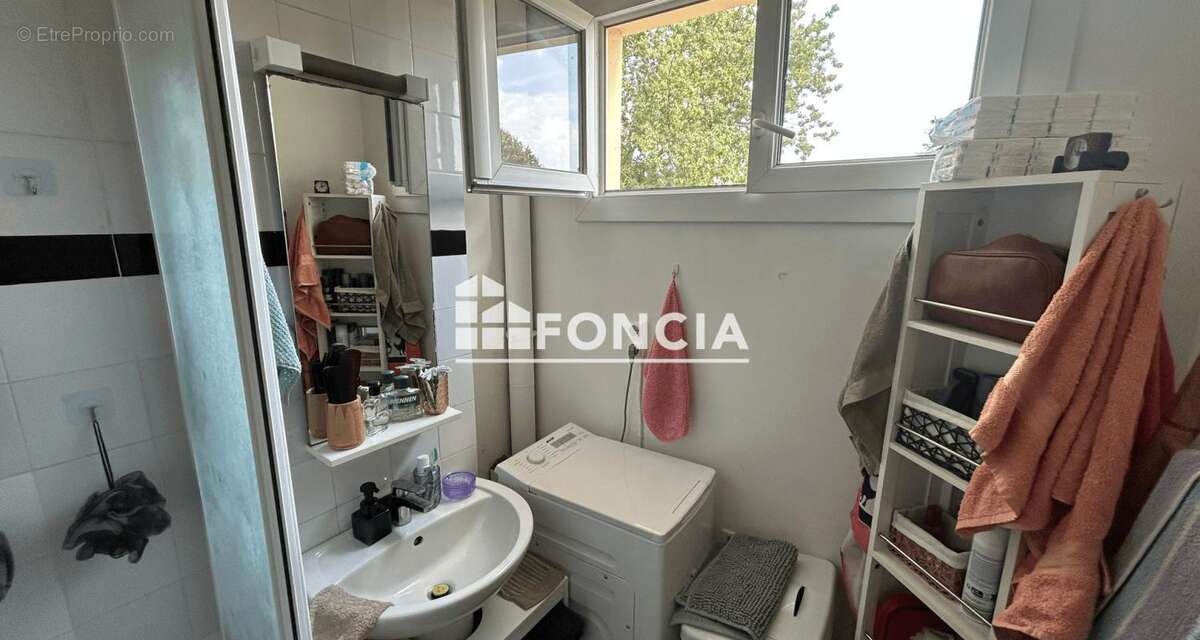 BRIGNOLES - Appartement T3, loué, avec balcon, loggia cave et garage - photo 7