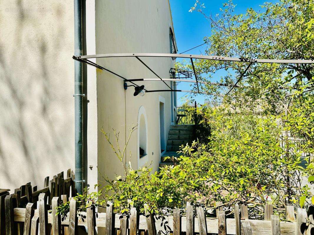 Maison à LE PUY-SAINTE-REPARADE