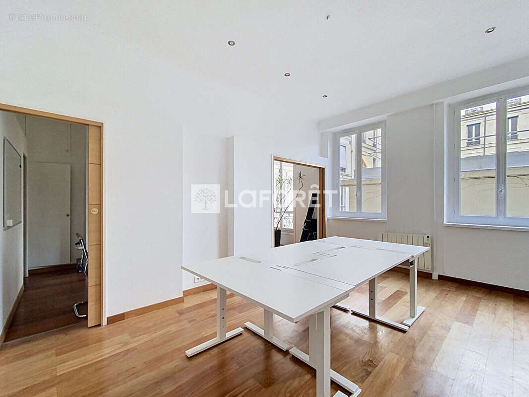 Commerce à PARIS-8E