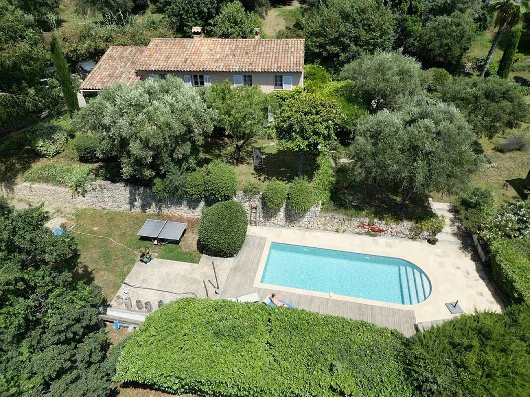 Maison à CHATEAUNEUF-GRASSE