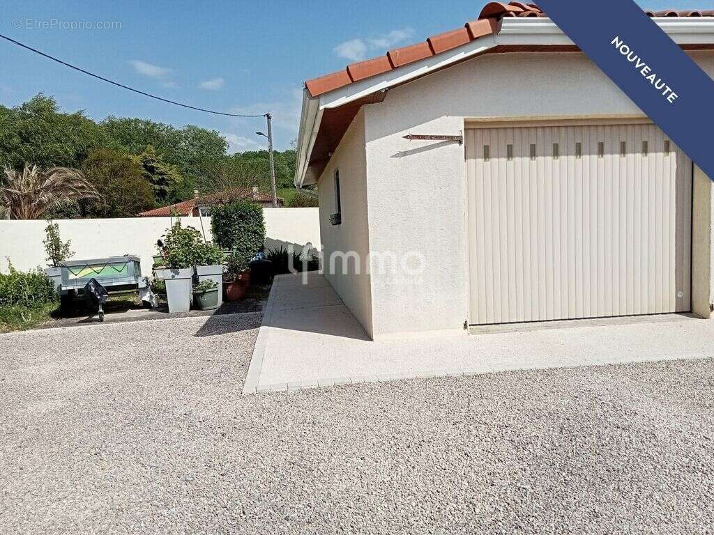 Maison à VILLECOMTAL-SUR-ARROS