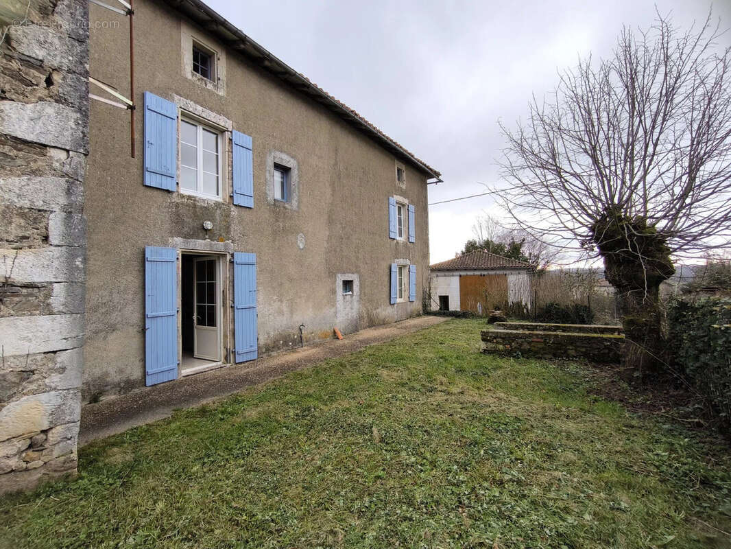 Maison 145 m² à Roumazieres-Loubert  - photo 2