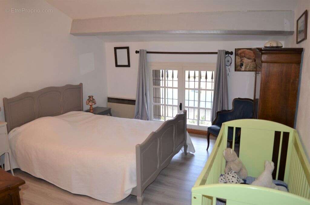 JONQUIERES Maison de village 380 m² avec cour et terrasse - photo 12