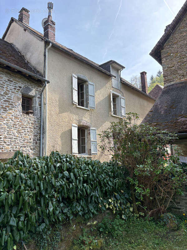 Maison à SEGUR-LE-CHATEAU