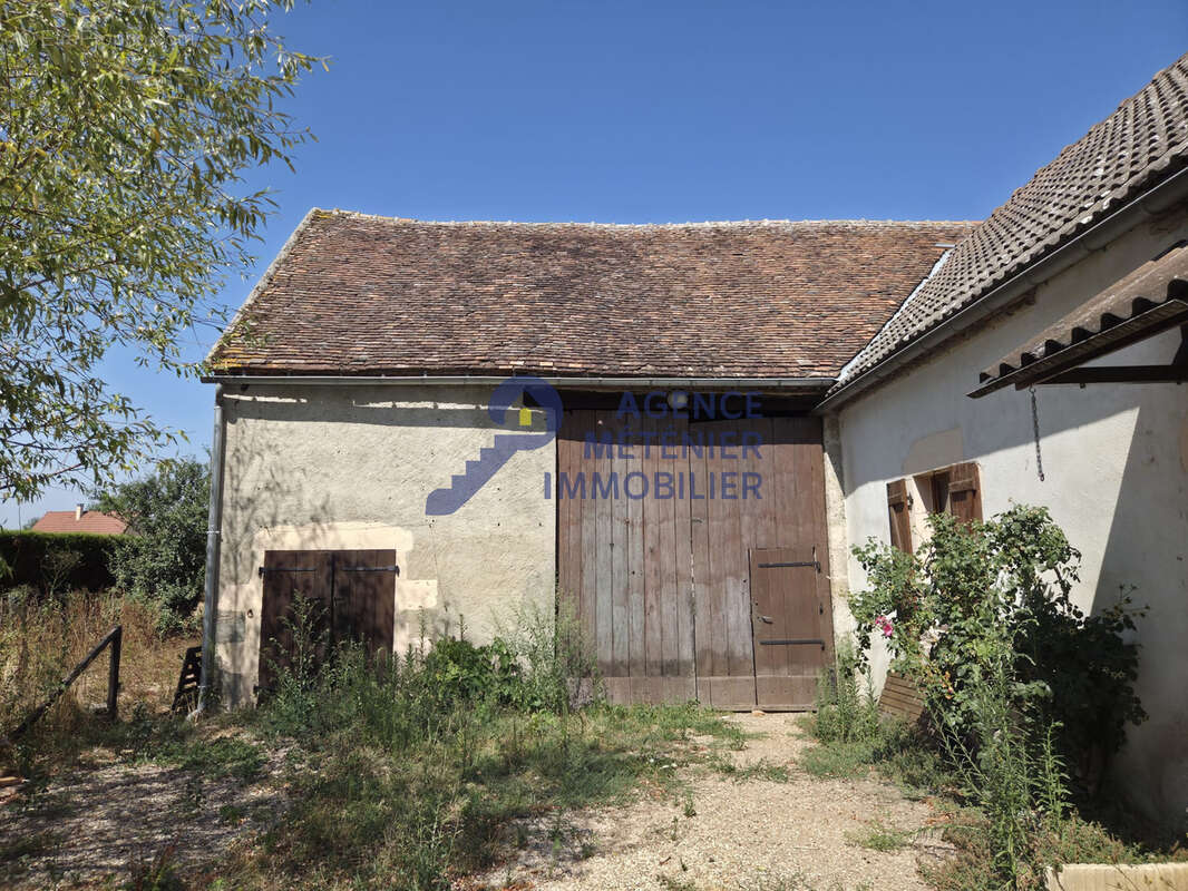 Maison de bourg avec dépendances et beau terrain à Paray-sous-Briailles   Fort potentiel - photo 12