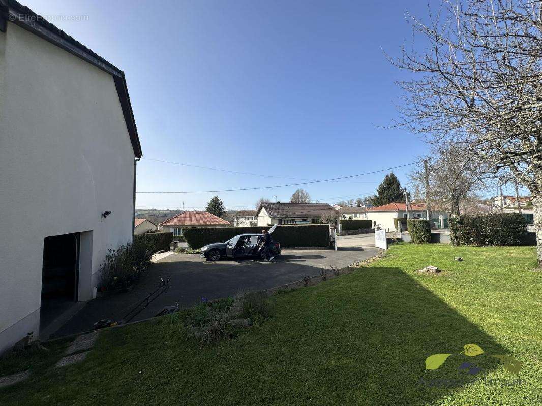 Maison à SAINT-LEONARD-DE-NOBLAT