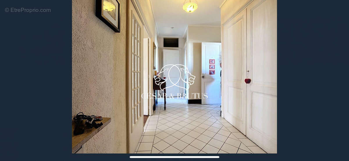Hall - Appartement à VILLEFRANCHE-SUR-SAONE