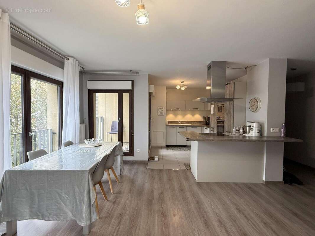 Appartement à LES PAVILLONS-SOUS-BOIS