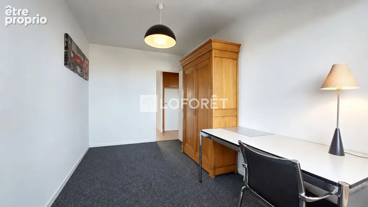 THIONVILLE : Appartement 3 pièces entièrement rénové avec terrasse, cave et parking privé à la résidence. - photo 8