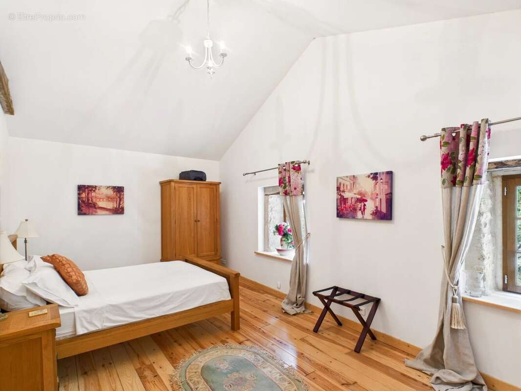 Maison à SAINT-PIERRE-DE-JUILLERS