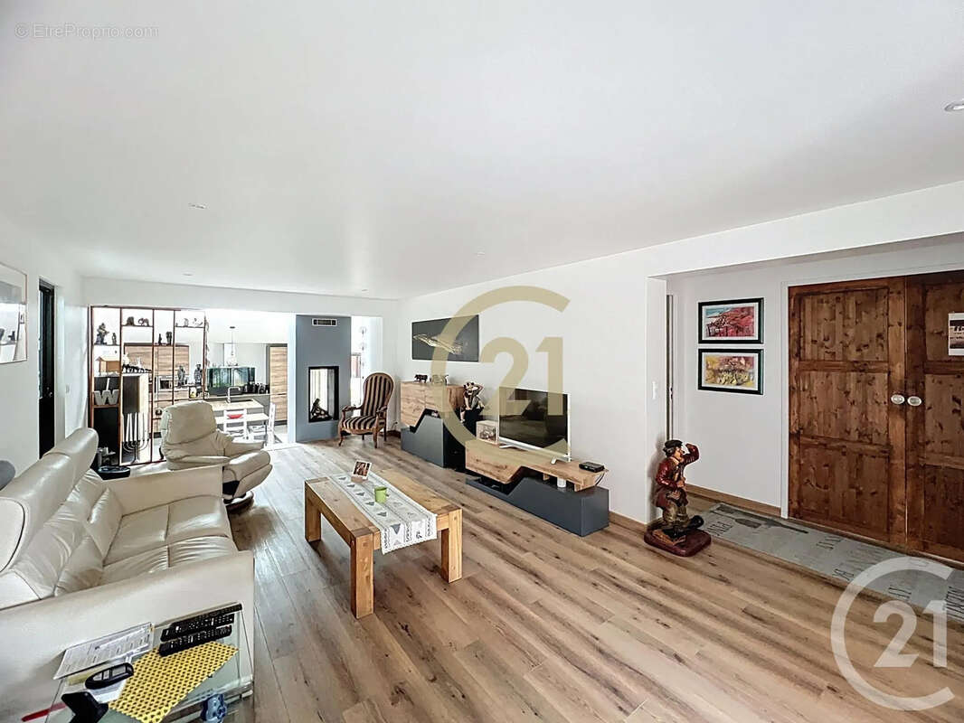 Maison à MONTAREN-ET-SAINT-MEDIERS