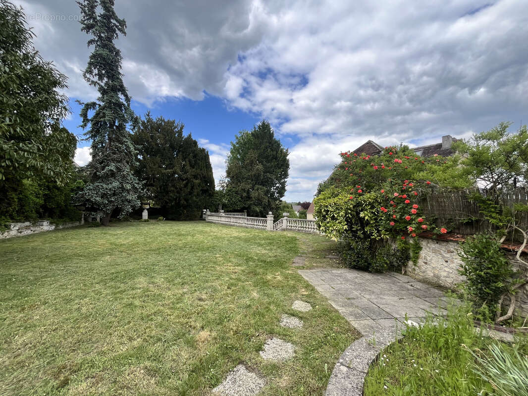 Maison à JOUY-LE-MOUTIER