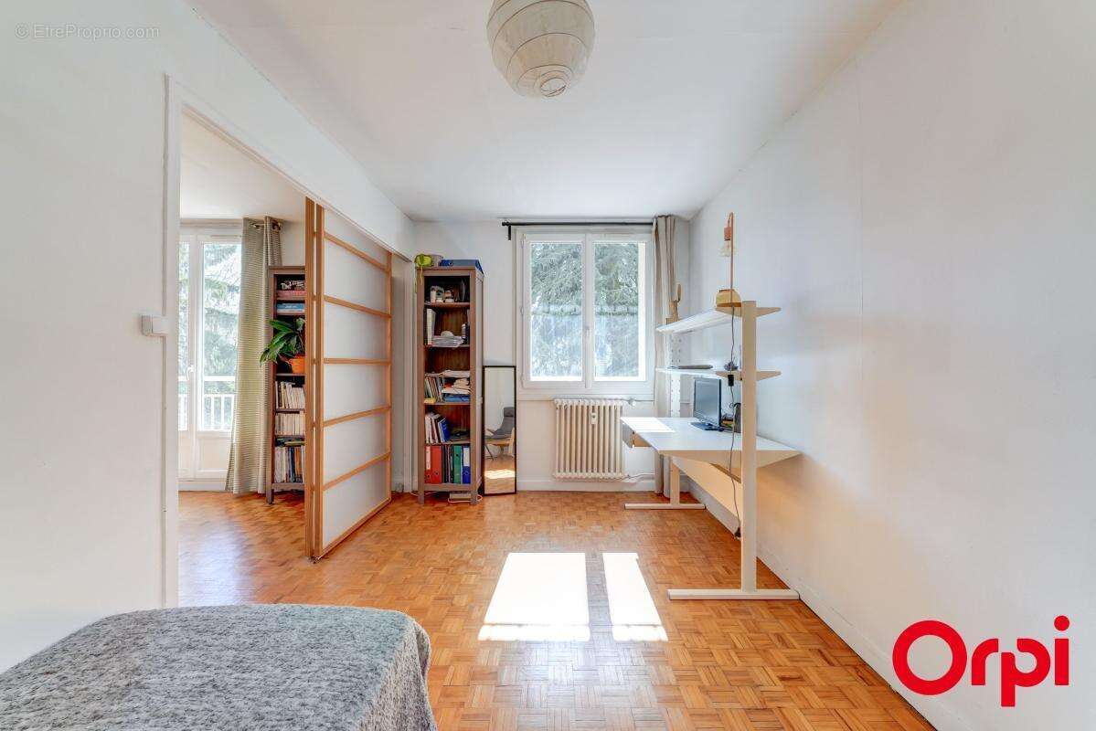 Appartement type T3 de 68 m2 avec balcon proche du métro Cuire et de la Croix Rousse - photo 3
