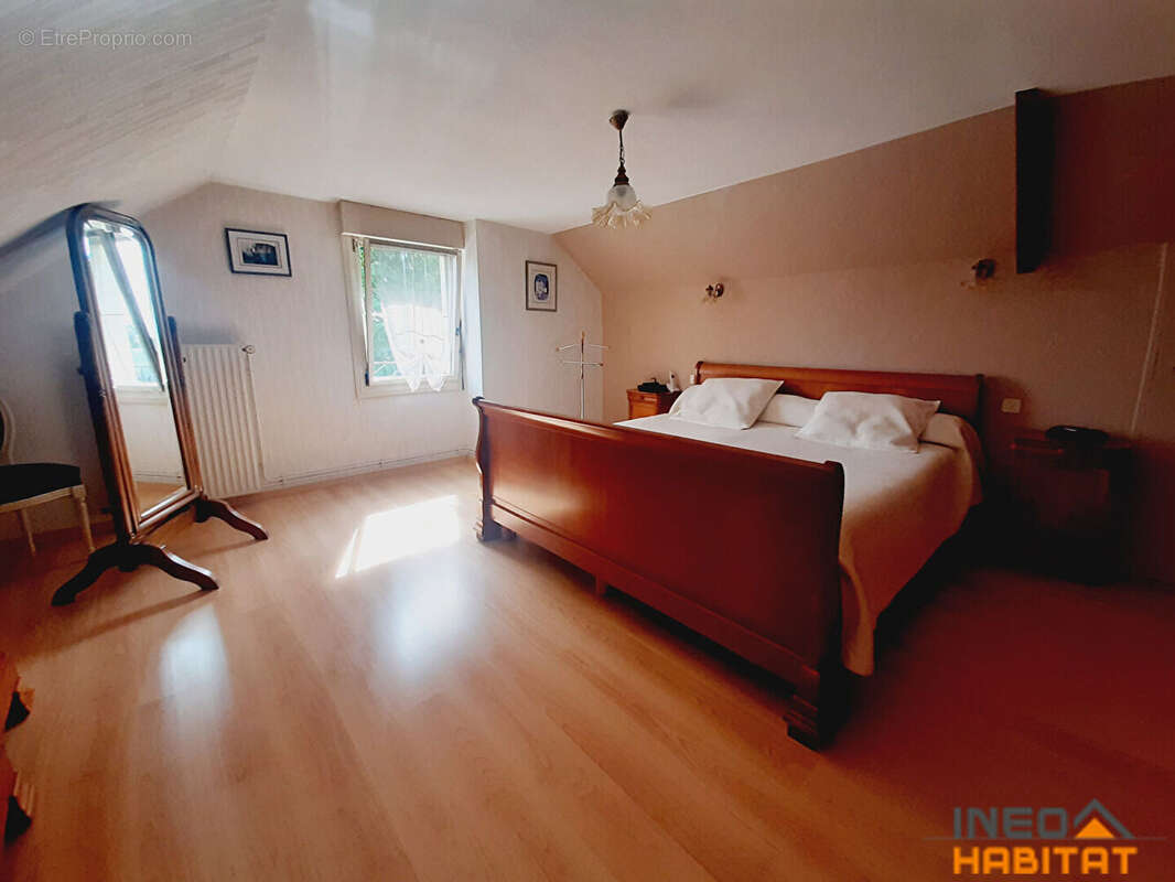 Maison à MONTREUIL-LE-GAST