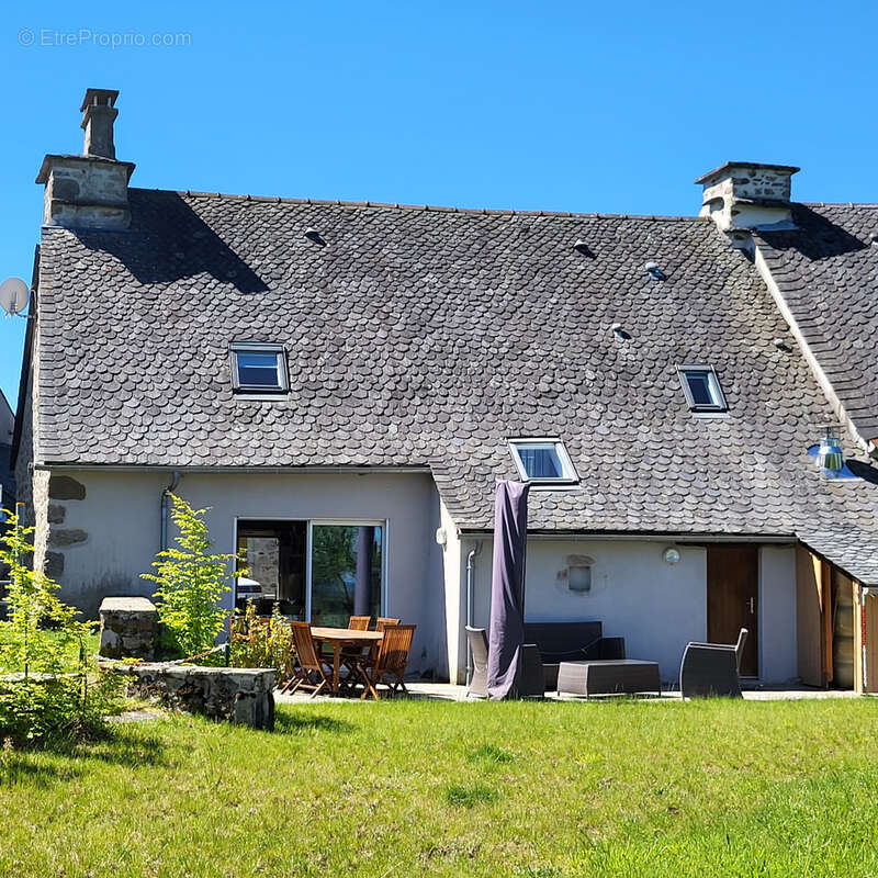 Maison en pierres mitoyenne d'un côté. - photo 2