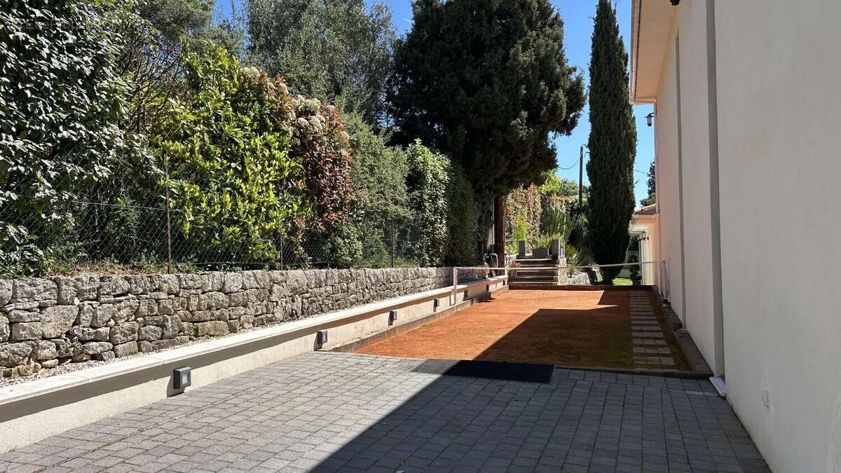 Maison à CHATEAUNEUF-GRASSE
