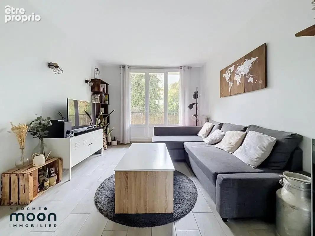 Oullins - Secteur Glacière Jomard - T3 55m2 - Balcon parking - photo 1